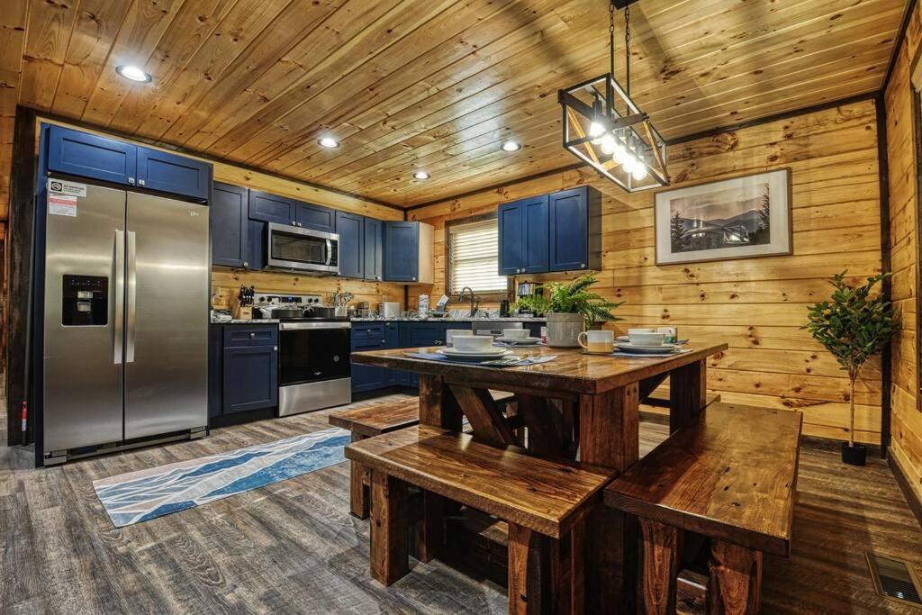 Adventure Retreat/Cabin/Pool+Hot Tub/Game Room+Theater Sevierville Bagian luar foto