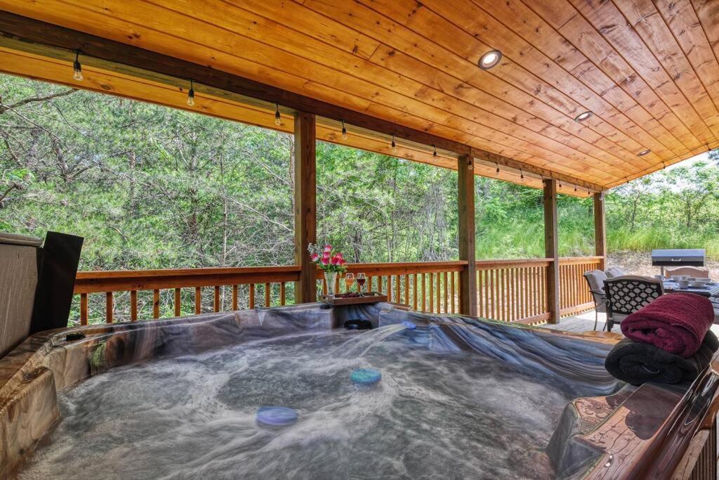 Adventure Retreat/Cabin/Pool+Hot Tub/Game Room+Theater Sevierville Bagian luar foto