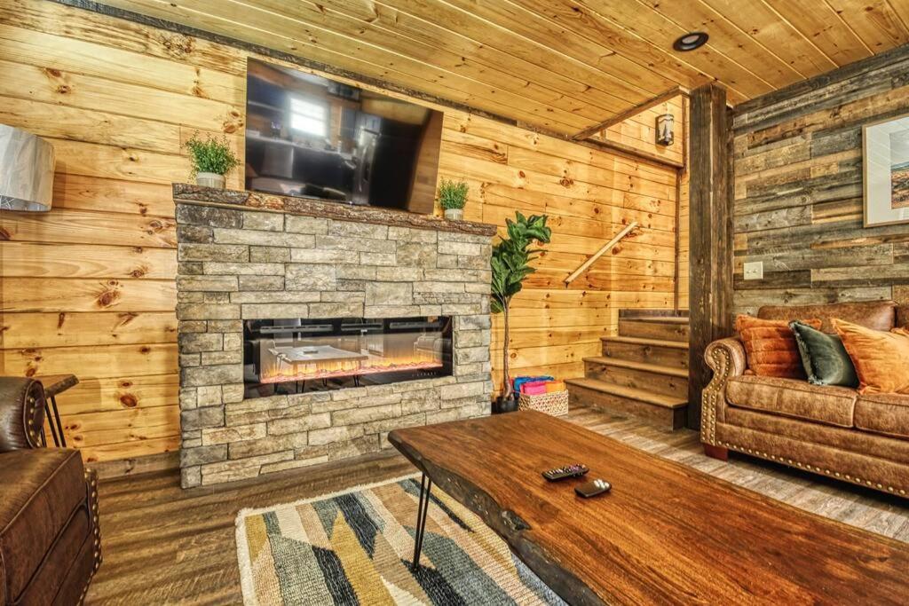 Adventure Retreat/Cabin/Pool+Hot Tub/Game Room+Theater Sevierville Bagian luar foto