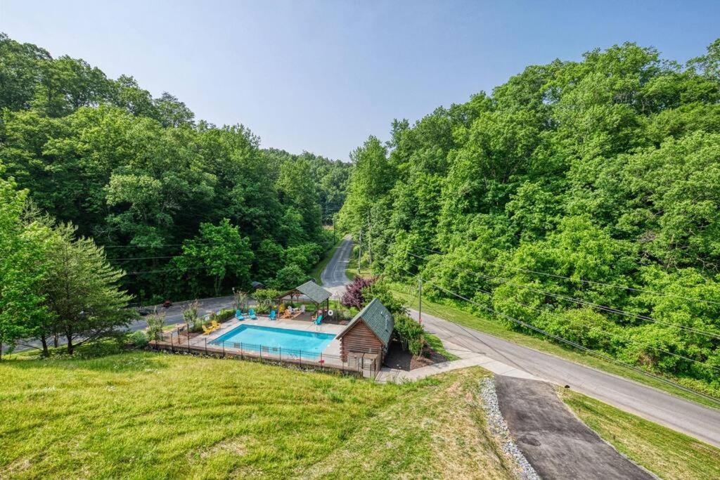 Adventure Retreat/Cabin/Pool+Hot Tub/Game Room+Theater Sevierville Bagian luar foto