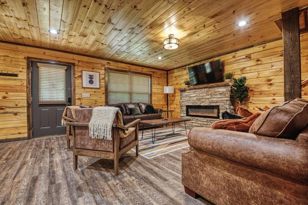 Adventure Retreat/Cabin/Pool+Hot Tub/Game Room+Theater Sevierville Bagian luar foto